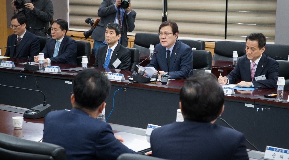 최종구 금융위원장은 12일 서울 종로구 정부서울청사 금융위원회에서 은행장 간담회를 열었다. 최종구 위원장은 한국GM 협력업체 금융애로 사항을 점검하고, 은행권에 협력업체들에 대한 금융애로 상담과 지원을 당부했다. / 사진= 금융위원회