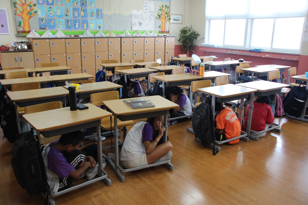 △인천 강화초등학교 어린이들이 지진대피 훈련을 진행 중이다. / 사진=화재보험협회