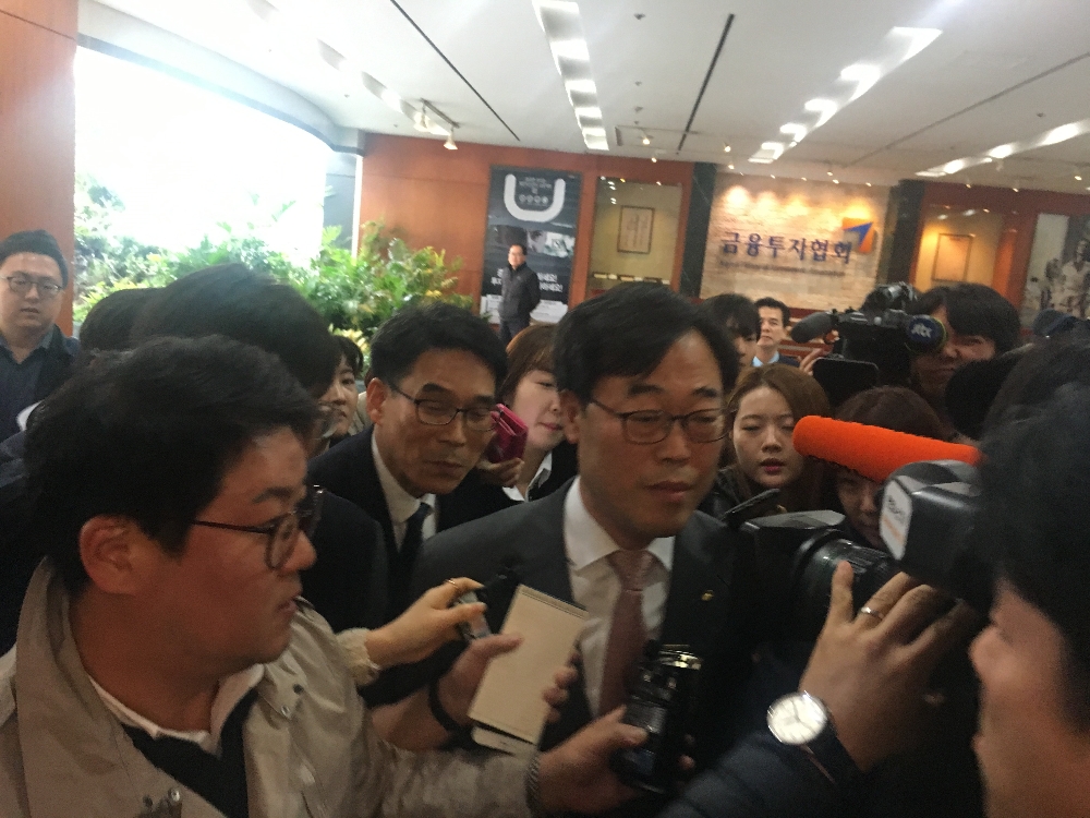 △사진: 취재진에 둘러쌓인 김기식 금융감독원장.