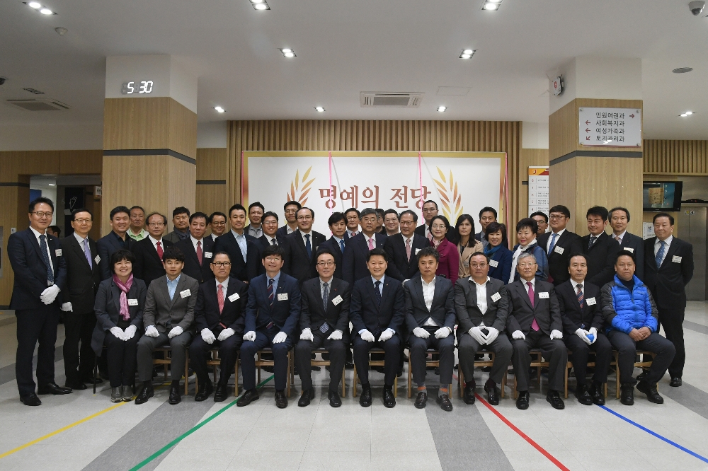 △서울 중구청 명예의 전당에 오른 기부자들이 기념촬영을 하고 있다./사진=서울 중구청