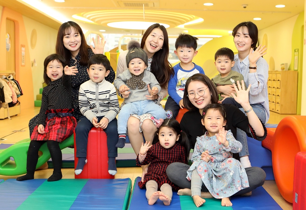 지난 13일 서울 중구 을지로 소재 ‘을지로 푸르니 하나금융 어린이집’에 등원한 원아들이 부모님, 선생님들과 즐거운 시간을 보내고 있다. / 사진= 하나금융지주