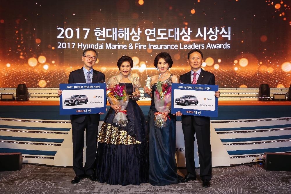 △현대해상 연도대상 시상식에 참석한 이철영 대표이사 부회장(오른쪽 첫 번째), 대리점부문 대상 남상분 씨(오른쪽 두 번째), 설계사부문 대상 방미자 씨(오른쪽 세 번째), 박찬종 대표이사 사장(오른쪽 네 번째)이 기념사진을 촬영하고 있다. / 사진=현대해상