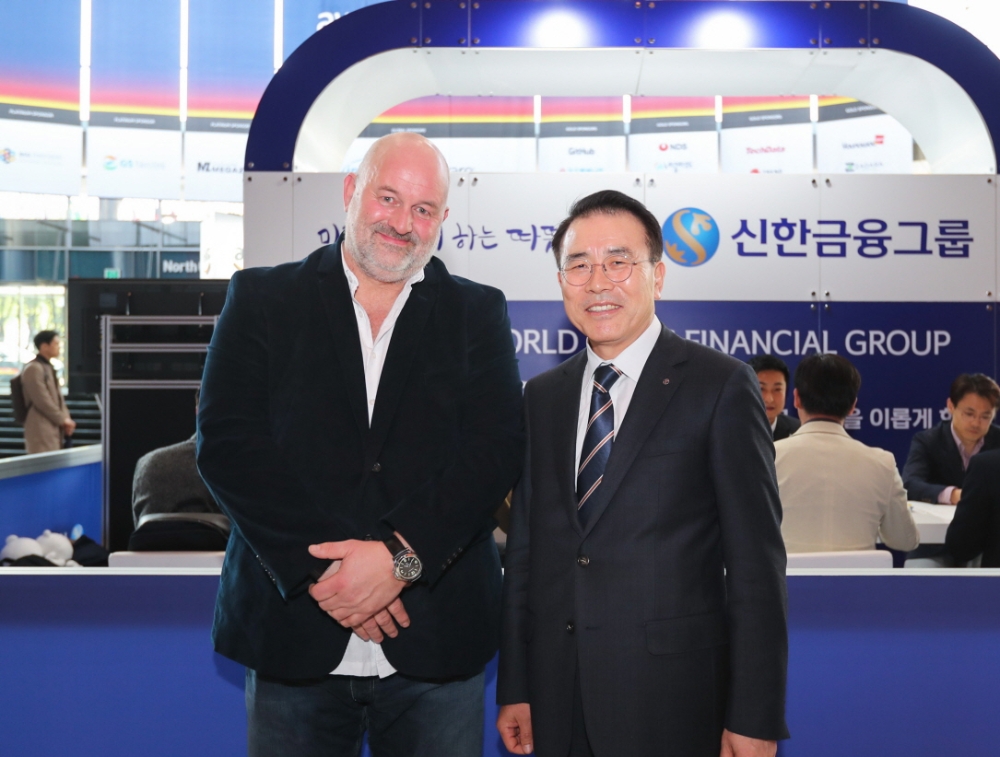 조용병 신한금융그룹 회장은 18일 오후 서울 삼성동 코엑스에서 진행된 아마존 서울 써밋을 방문해 아마존의 주요 임원들과 양사간 협력 확대 방안을 논의했다. 이날 행사에서 신한금융그룹 조용병 회장(사진 오른쪽)과 아마존 기술 최고 책임자(CTO) 버너 보겔스 박사가 기념 촬영을 하고 있다. / 사진= 신한금융지주