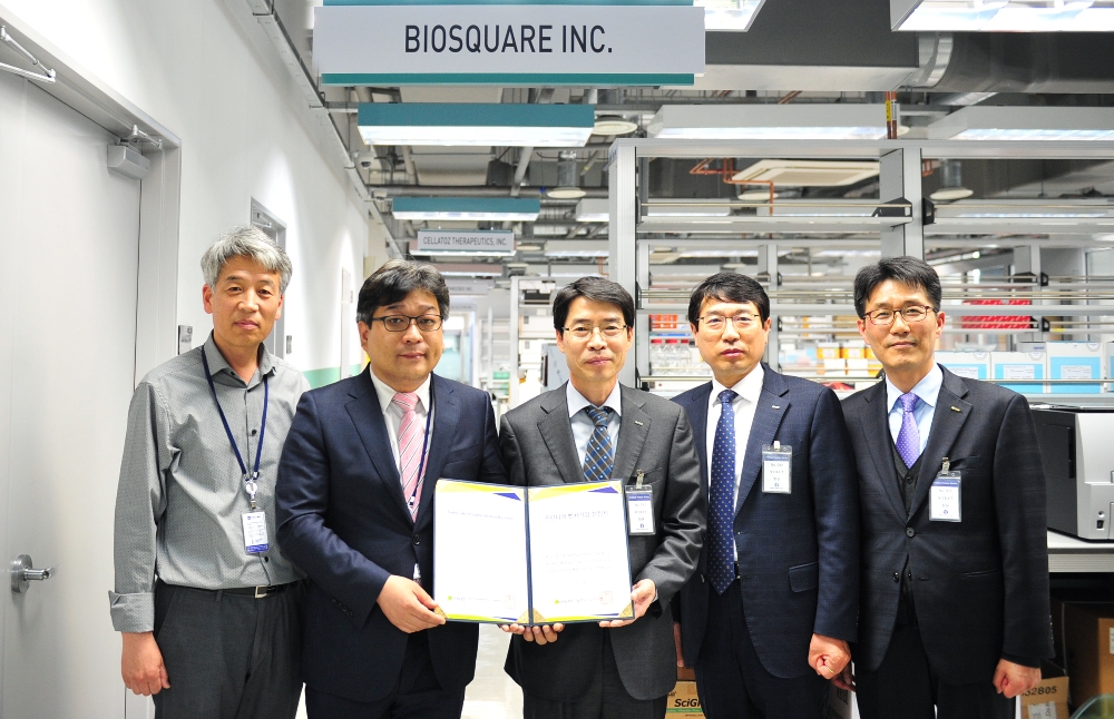 △윤성욱 바이오스퀘어 대표이사(왼쪽에서 두번째), 곽영철 기술보증기금 이사(왼쪽에서 세번째)가 기념촬영을 하고 있다./사진=기술보증기금