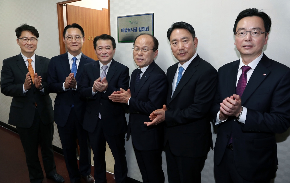 (왼쪽부터) 신홍희 한국거래소 파생상품시장본부장보, 이수복 배출권시장협의회 간사 겸 에코아이 사장, 유제철 환경부 생활환경정책실장, 김학현 배출권시장협의회 회장 겸 한국남동발전 본부장, 정창희 한국거래소 파생상품시장본부장, 박준성 배출권시장협의회 감사 겸 LG화학 상무. 사진=한국거래소