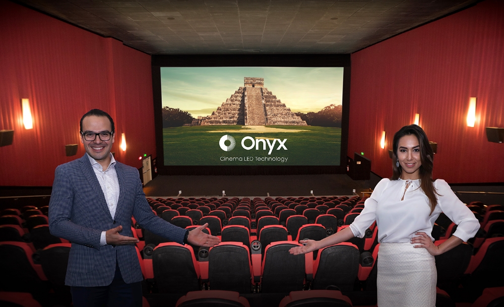 △지난 4월 27일, 시네멕스(Cinemex) 본사가 위치한 멕시코시티의 시네멕스 극장에서 삼성전자 현지 직원들이 삼성 ‘오닉스’ 브랜드를 설명하고 있다