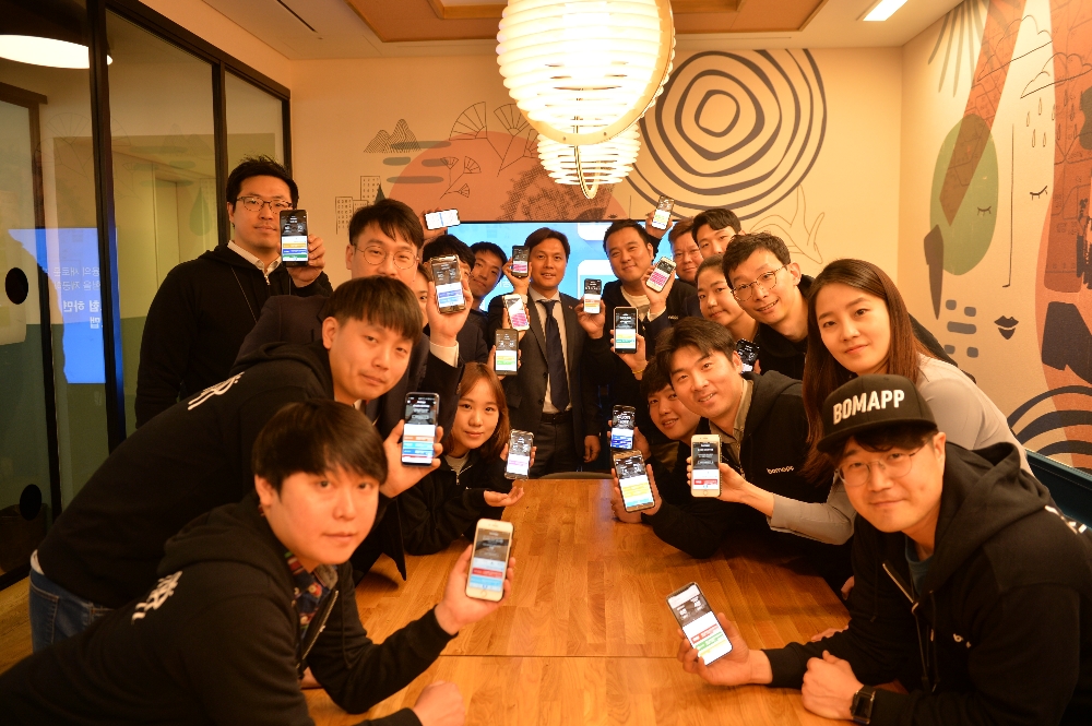 △흥국생명 직원들과 '보맵'개발업체인 레드벨벳벤처스 직원들이 흥국생명의 디지털 보험서비스 오픈을 기념하는 기념촬영을 진행하고 있다. / 사진=흥국생명