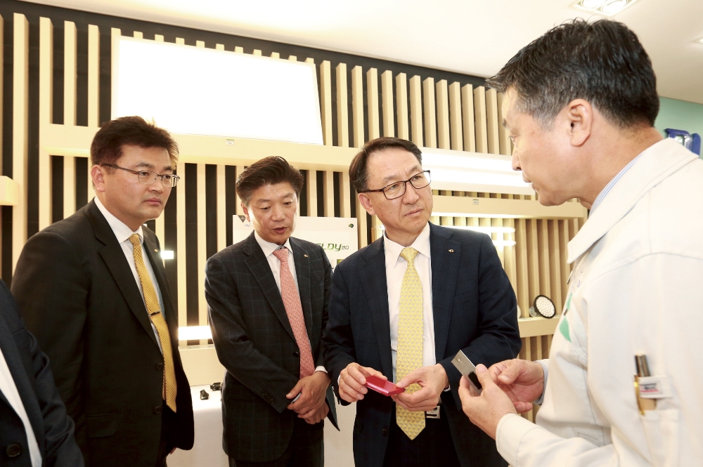 김남일 KB국민은행 중소기업고객그룹 대표(사진 오른쪽 두번째)가 군산지역 한국GM 협력업체 대표를 만나 의견을 청취하고 있다. /사진제공=국민은행