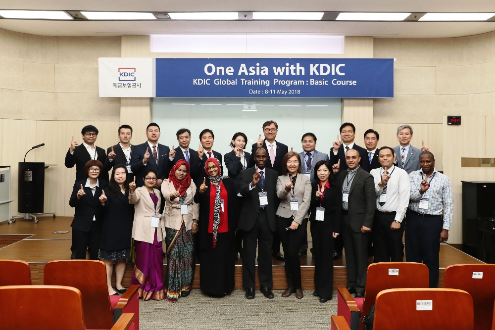 △글로벌 예금보험제도 연수프로그램(One Asia with KDIC) 개회식 후 예금보험공사 곽범국 사장(윗줄 오른쪽에서 다섯번째)과 참가국 예금보험기구 임직원들이 기념촬영을 하고 있다./사진=예금보험공사