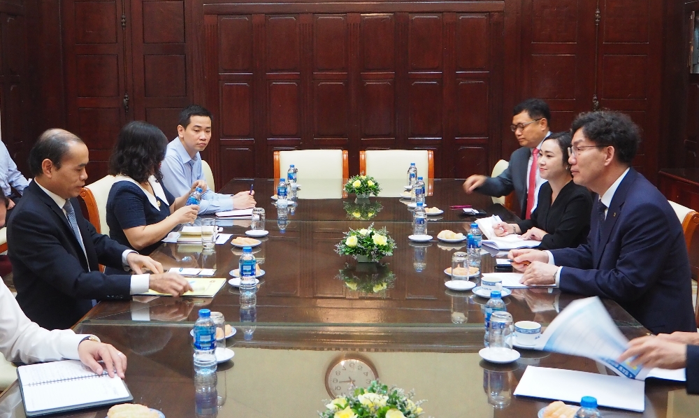 NH농협은행 이대훈 은행장(오른쪽 첫 번째)이 베트남 중앙은행 응웬 동 띠엔 부총재(왼쪽 첫 번째)와 농협은행의 베트남 내 다각적 사업 확장에 대해 논의하고 있다. (자료사진= NH농협은행)