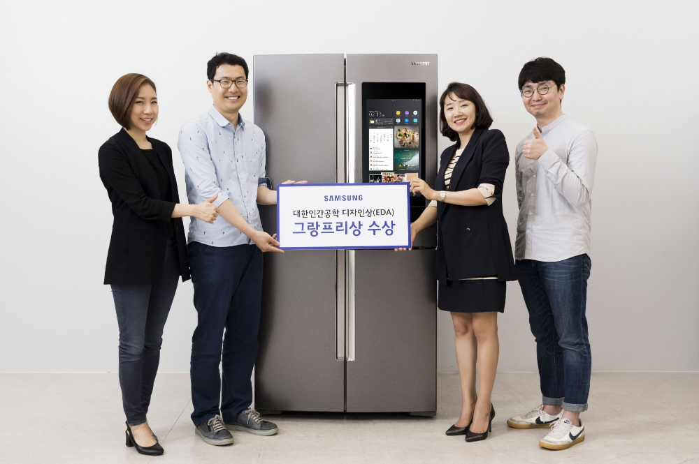 △삼성전자 생활가전사업부 UX 디자이너들이 인간공학디자인상 그랑프리를 수상한 ‘T9000 패밀리허브’ 제품을 소개하고 있다