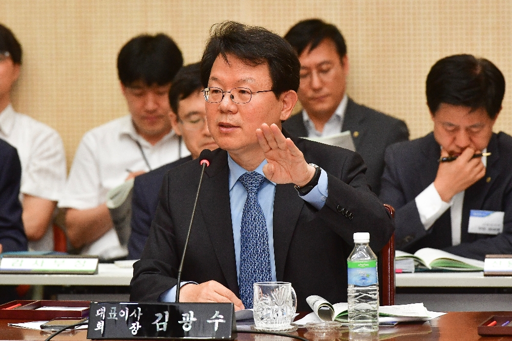 15일 서대문 농협은행 대회의실에서 열린 현장경영간담회에서 김광수 농협금융지주 회장이 임직원들에게 당부하고 있다. (자료사진= 농협금융지주)