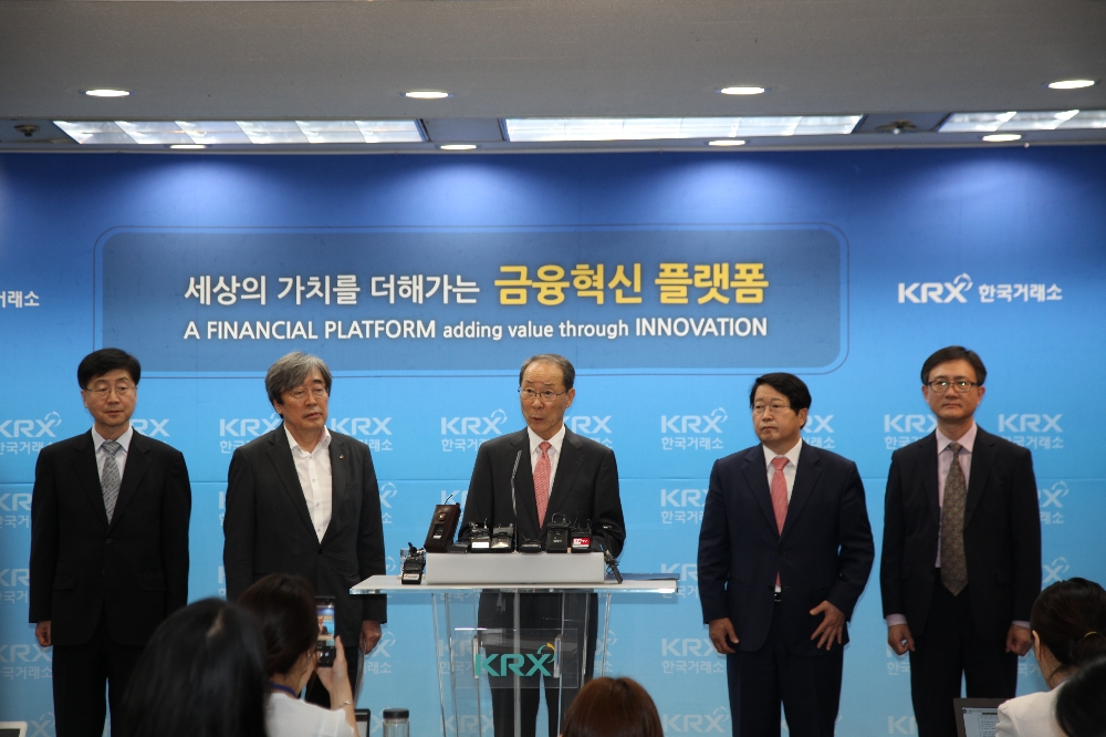 정구용 상장회사협의회 회장이 16일 서울 여의도 한국거래소에서 기자회견을 열고 호소문을 발표하고 있다./자료=상장회사협의회