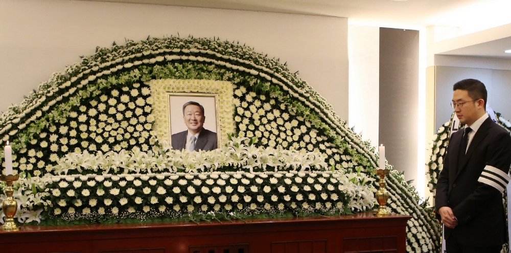 △故 구본무 LG 회장의 서울대병원 장례식장 빈소. 구광모 당시 LG전자 상무가 자리를 지키고 있다 / 사진=LG그룹