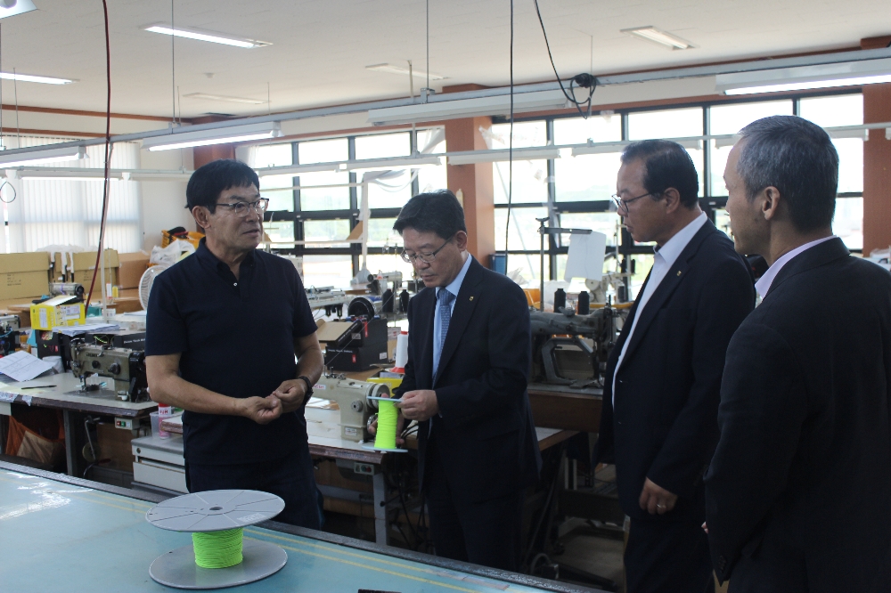 NH농협은행은 기업경영컨설팅을 받아 재무구조가 건전해진 거래 기업체인 경기도 용인 소재 ㈜진글라이더를 23일 방문해 컨설팅 최종보고회를 가졌다. 왼쪽부터 송진석 대표, 유윤대 부행장, 김양곤 기업고객부장. / 사진= 농협은행