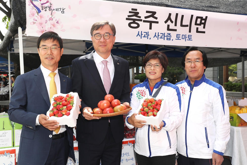 △곽범국 예금보험공사 사장(왼쪽에서 두 번째)과 김형신 농협경제지주 서울지역본부장(왼쪽에서 첫 번째)이 직거래장터 판매자와 함께 기념촬영을 하고 있다./사진=예금보험공사