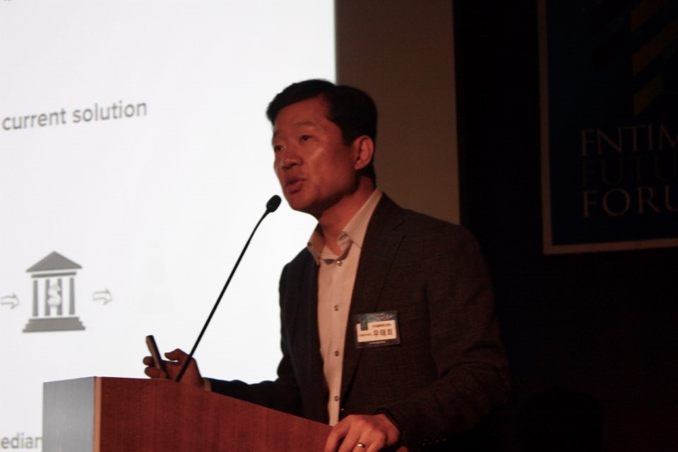 우태희 한국블록체인협회 산업발전위원장이 28일 서울 명동 은행회관에서 한국금융신문 주최로 열린 '2018 한국금융포럼'에서 주제강연을 하고 있다./사진=장호성 기자