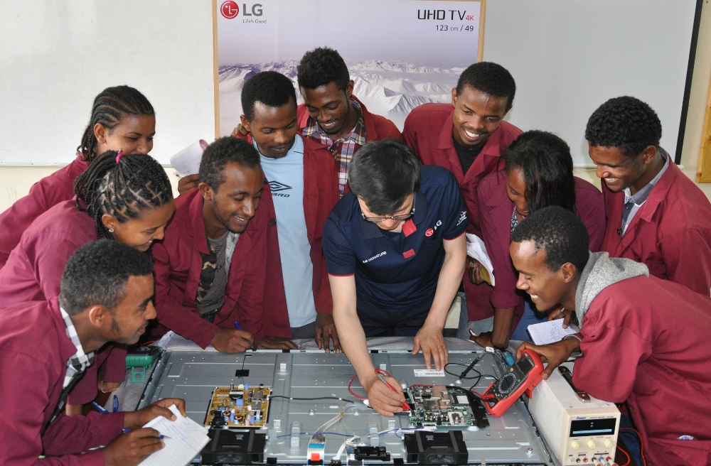 △LG전자가 기술명장을 꿈꾸는 에티오피아 우수 인재들의 자립을 돕는다. 4일(현지시간) 에티오피아 수도 아디스아바바에 있는 LG-KOICA 희망직업훈련학교에서 학생들이 애프터서비스 전문가에게 제품 수리 노하우를 배우고 있다