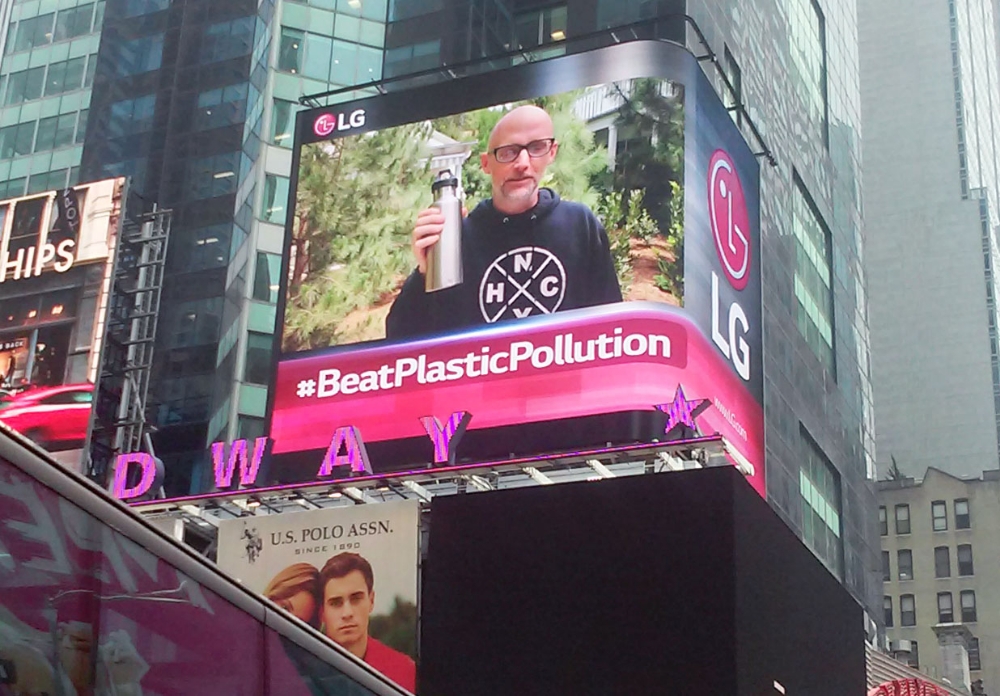 △LG전자는 세계 환경의 날을 맞아 미국 뉴욕과 영국 런던에서 환경보호를 위해 플라스틱을 줄이자는 내용의 캠페인을 진행하고 있다. 뉴욕 타임스스퀘어, 런던 피커딜리에 있는 LG전자 전광판에서 환경보호 캠페인 영상을 상영하고 있다.