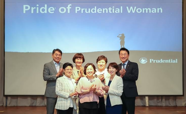 △지난해 푸르덴셜생명의 '여성 워크숍'에 참석한 전속LP들과 커티스 장 푸르덴셜생명 사장 / 사진=푸르덴셜생명
