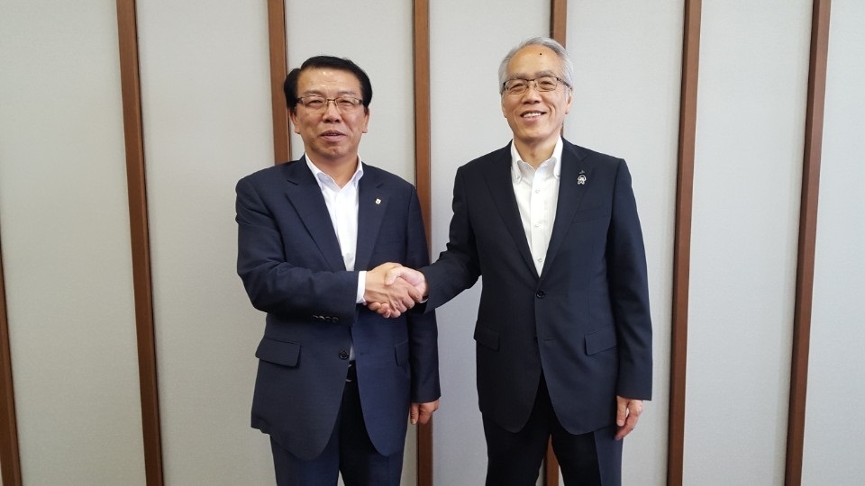 △일본 전공련을 방문한 서기봉 NH농협생명 대표이사 (좌측) / 사진=NH농협생명