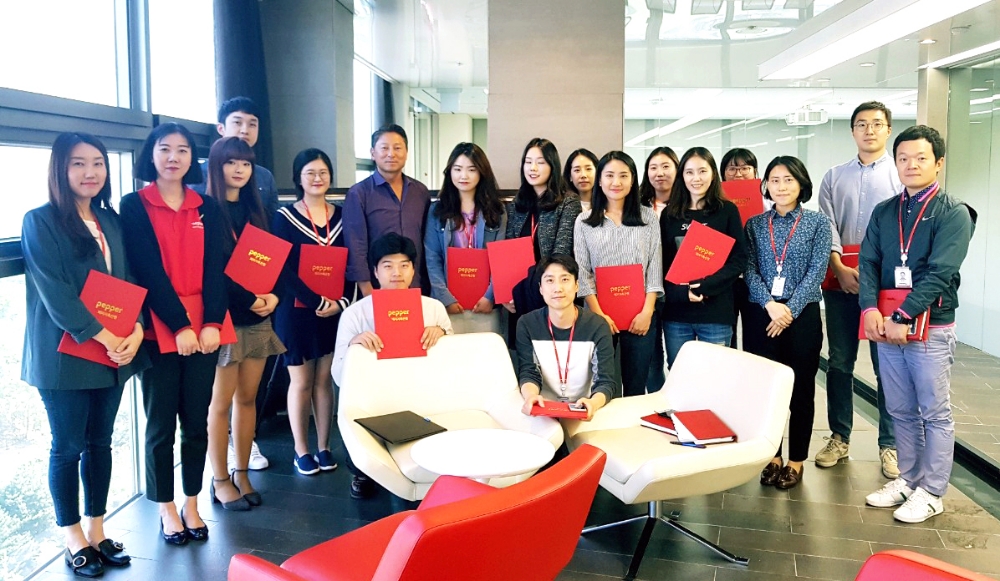 △페퍼저축은행 각 부서별 ‘행복지킴이’와 장 매튜 대표(왼쪽에서 다섯번째)가 기념촬영을 하고 있다./사진=페퍼저축은행