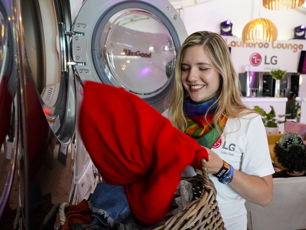 △LG전자가 현지시간 7~10일 미국 테네시주에서 열리는 초대형 음악 축제 ‘보나루 뮤직 앤 아트 페스티벌’에서 100평 크기의 의류관리가전 체험존 ‘LG 런드루 라운지’를 운영한다. 세탁기·건조기 25개 세트, 스타일러 4대 등을 설치해 약 7만명의 관람객들에게 신개념 의류관리문화를 적극 전파하고 있다