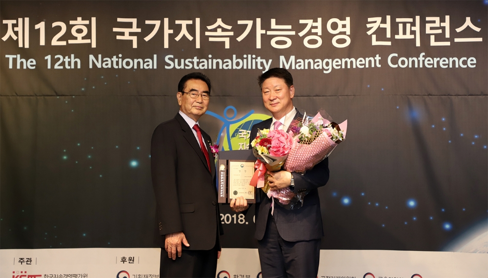 △오화경 하나저축은행 대표와(오른쪽) 성대석 한국언론인협회 회장이 시상식 후 기념촬영을 하고 있다./사진=하나저축은행