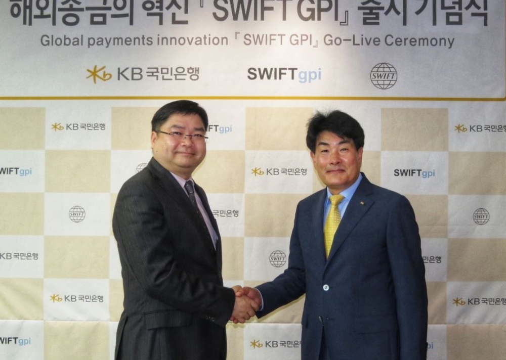 KB국민은행은 지난 5월 29일 'KB GPI 해외송금 서비스' 운용사인 SWIFT와 출시 기념 행사를 열었다. (왼쪽)마이클 청(Michael Cheung) SWIFT 북아시아 대표, (오른쪽)이길성 KB국민은행 외환사업본부 상무./사진제공=국민은행