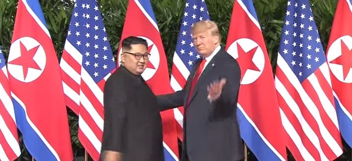 △카펠라호텔 회담장 입구에서 만난 김정은 북한 국무위원장(좌), 도널드 트럼프 미국 대통령(우) / 사진=YTN 캡처