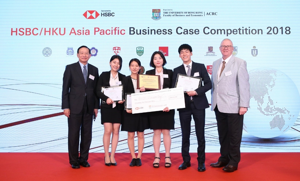 연세대학교 경영대학팀이 HSBC가 후원하고 홍콩대학교가 주최한 2018 글로벌 경영 전략 대회에서 우승했다. 피터 왕 (Peter Wong) HSBC 아태지역 회장(사진 왼쪽에서 첫 번째)과 스티븐 캐논 (Steven J Cannon) 홍콩대학 부총장(사진 왼쪽에서 여섯 번째)이 연세대학교 경영대학팀과 기념촬영을 하고 있다. / 사진 = HSBC 제공