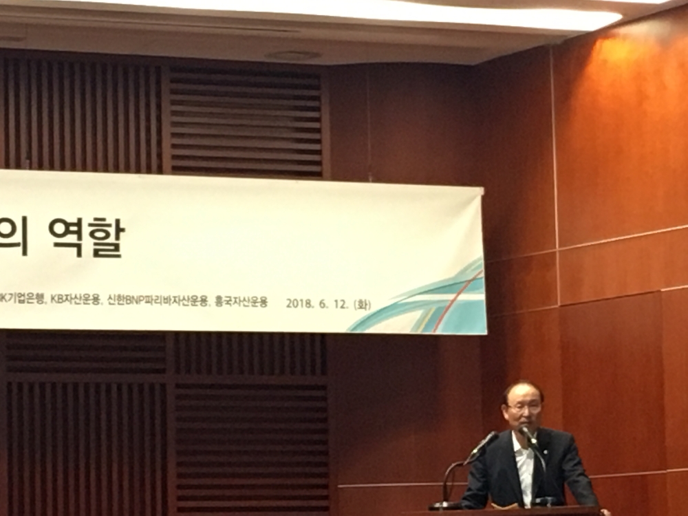 최운열 더불어민주당 의원이 12일 금융투자협회 불스홀에서 ‘혁신기업과 자본시장의 역할’을 주제로 열린 정책심포지엄에서 축사를 하고 있다.