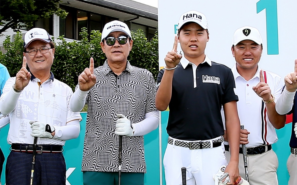 △ 오는 14일부터 17일까지 나흘간 경기도 용인 레이크사이드 컨트리클럽에서 열리는 'KEB 하나은행 인비테이셔널' 본 대회에 앞서 열린 프로암 대회에서 참가자들이 기념촬영을 하고 있다. 사진 왼쪽부터 양휘부 KPGA 회장, 김정태 하나금융그룹 회장, 이승민 프로, 위창수 프로. / 사진 = KEB 하나은행