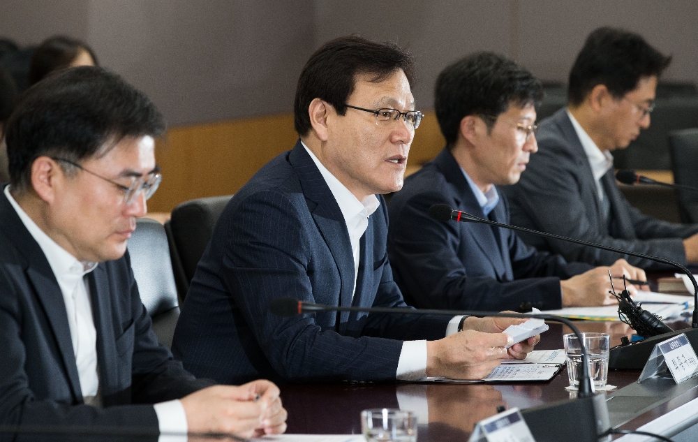 최종구 금융위원장은 18일 서울 종로구 정부서울청사 금융위원회에서 민간전문가와 유관기관 담당자들이 참석한 가운데 서민금융지원체계 개편 태스크포스(TF) 1차회의를 개최했다. / 사진제공= 금융위원회