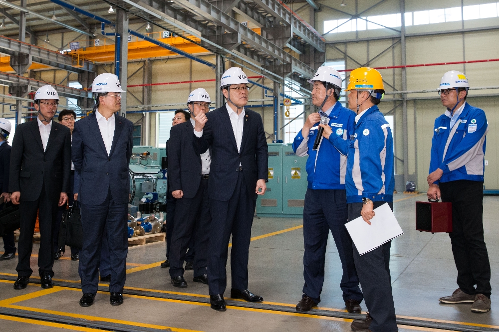 최종구 금융위원장(사진 가운데)은 20일 부산지역 금융현장간담회 첫 번째 일정으로 부산 강서구에 위치한 조선 기자재 업체 '파나시아'를 방문해 조선·해운업 등 지역 연관 산업 동향을 점검하고 협력업체 애로사항을 청취했다. / 사진= 금융위원회