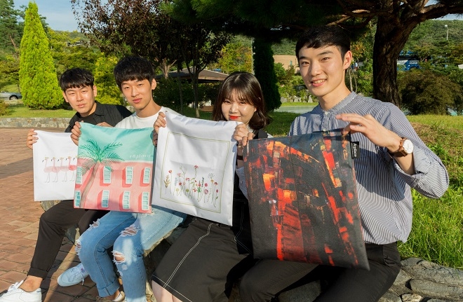 신협의 청년협동조합 창업팀 에이플레이스 소속 청년들이 시제품을 들고 환하게 웃고 있다. / 사진 = 신협