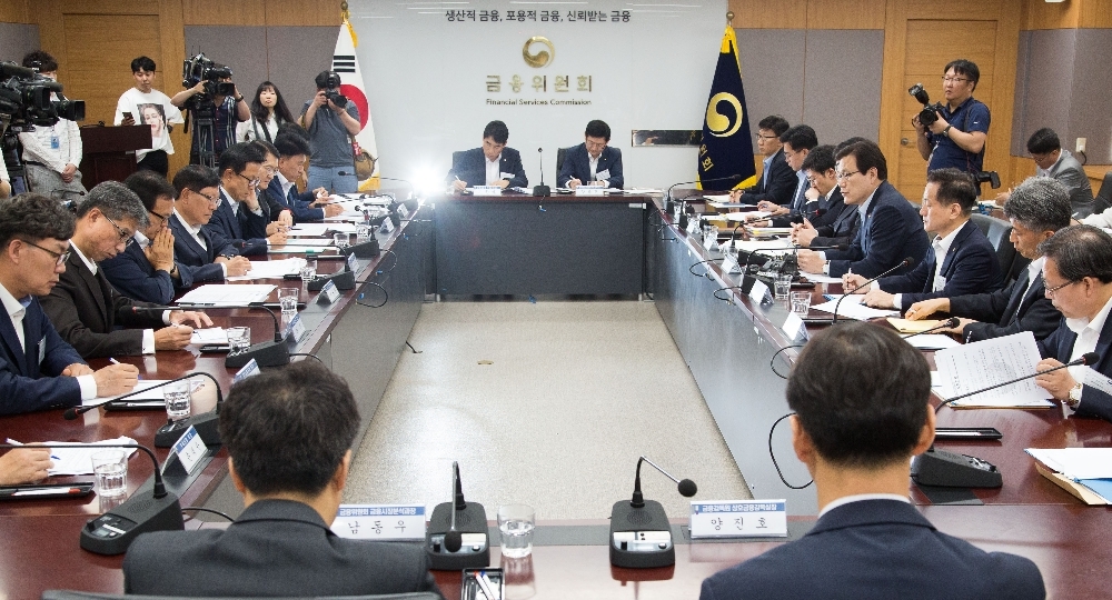 최종구 금융위원장은 25일 오전 정부서울청사에서 가계부채관리 점검회의를 열고 최근 가계대출 동향과 리스크 요인을 집중 점검했다. / 사진= 금융위원회