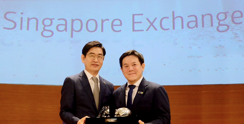 △정원재 우리카드 사장(왼쪽)과 추 수탓 싱가폴 증권거래소 부사장이 27일 오전 싱가폴 증권거래소에서 진행된 '아시아채권활성화 프로그램 대상기업 선정식'을 마친 뒤 기념촬영을 하고 있다./사진=우리카드