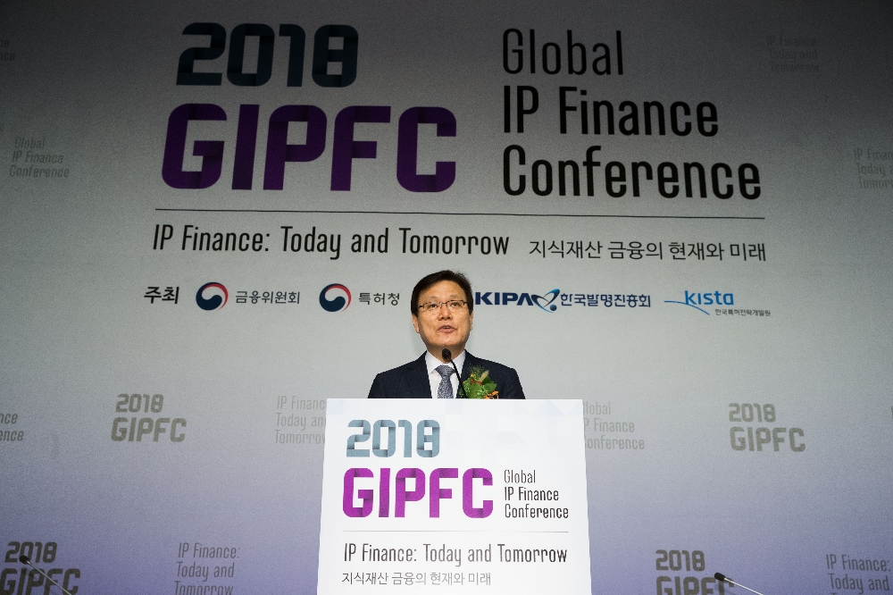 최종구 금융위원장이 29일 서울 중구 소공로 더플라자호텔에서 열린 글로벌 IP금융 콘퍼런스에 참석해 환영사를 하고 있다. / 사진제공= 금융위원회