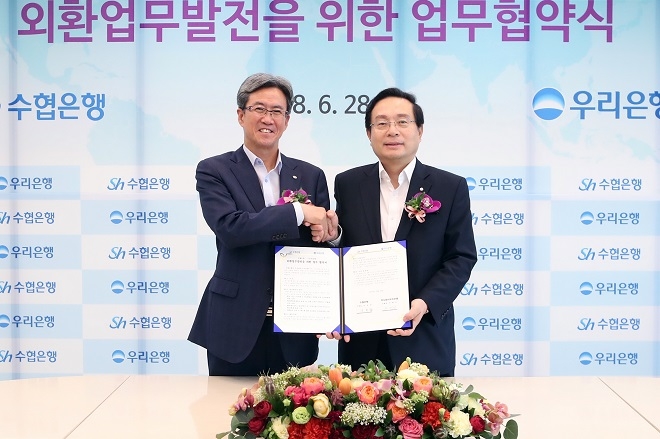 손태승 우리은행장(오른쪽)과 이동빈 수협은행장(왼쪽)이 외환업무 발전을 위한 업무협약을 체결하고 있다./ 사진 = 우리은행