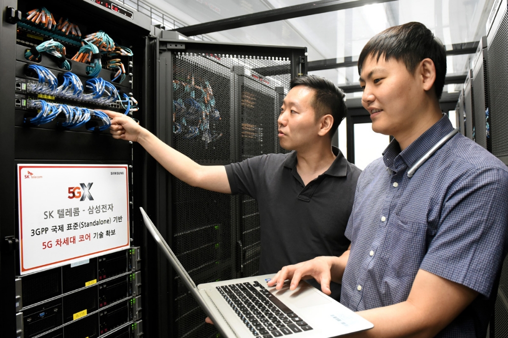 △SK텔레콤과 삼성전자 연구원들이 2일 경기도 수원시에 위치한 삼성전자 5G연구소에서 ‘5G 전용 교환기’의 기술과 장비 성능을 시험해보고 있다 / 사진=SK텔레콤