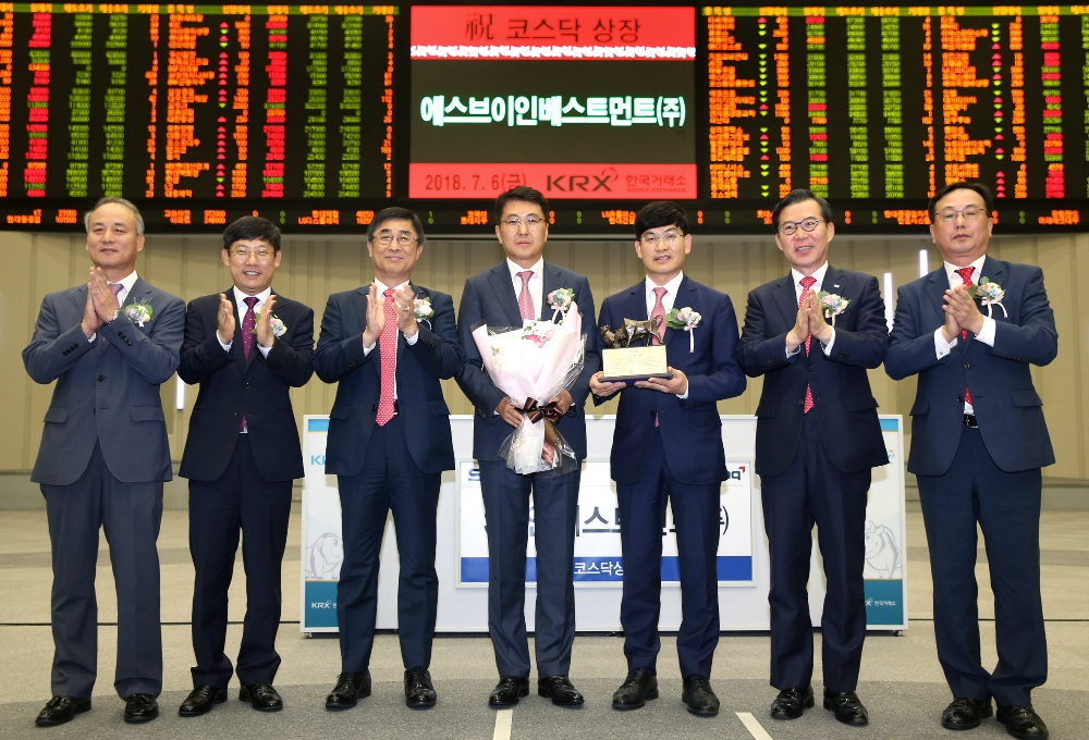 한국거래소 코스닥시장본부는 6일 오전 여의도 서울사옥 홍보관에서 중소기업창업투자 회사인 에스브이인베스트먼트의 코스닥시장 신규상장기념식을 개최했다. 상장기념패 전달 후 기념촬영. (왼쪽부터) 최규준 한국IR협의회 부회장, 정운수 한국거래소 코스닥시장본부장, 길재욱 한국거래소 코스닥시장위원장, 이장원 에스브이인베스트먼트 대표이사, 박성호 에스브이인베스트먼트 대표이사, 조웅기 미래에셋대우 대표이사, 송윤진 코스닥협회 부회장. 사진=한국거래소