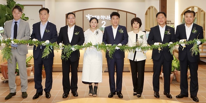 함영주 KEB하나은행장(사진 왼쪽에서 다섯번째)이 윤숙경 베리띵스 스튜디오 대표(사진 왼쪽에서 네번째)와 함께 컬쳐뱅크 3호점 개점식에 앞서 그린라인(자연주의 컨셉에 따른 식물로 제작된 테이프) 커팅을 하고 있다. / 사진 = KEB하나은행