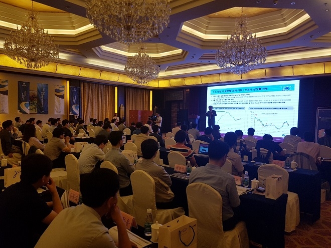 지난 6일 중국 염성 소재 영빈관에서 열린 ‘2018 하반기 글로벌 경제 전망 세미나’에서 현지 신한은행 거래 기업 고객 및 리테일 고객 100여명이 강연을 듣고 있다. / 사진 = 신한은행