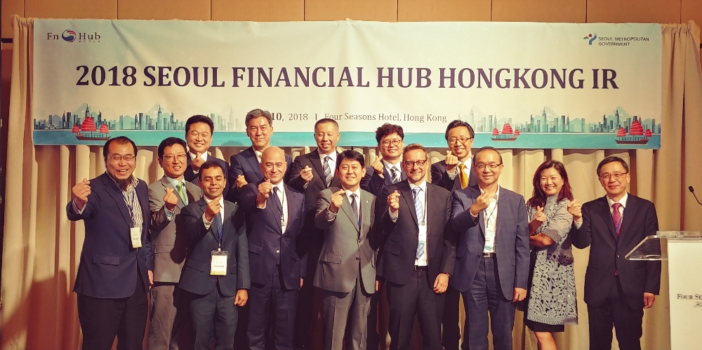 △유광열 금감원 수석부원장(가운데)이 ‘서울 금융중심지 홍콩 IR’에서 기념촬영을 하고 있다./사진=금감원