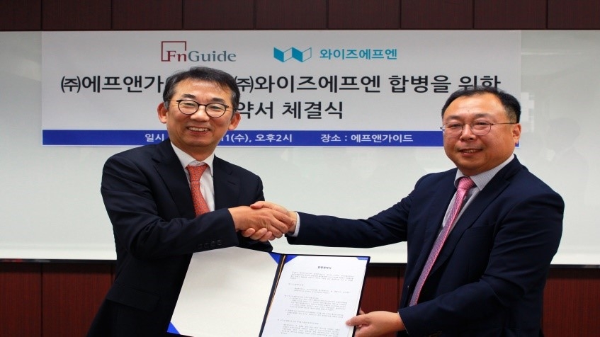 김군호 에프앤가이드 대표(왼쪽)와 이철순 와이즈에프엔 대표가 11일 서울 여의도 에프앤가이드 본사에서 열린 합병을 위한 계약서 체결식에서 기념촬영을 하고 있다./사진=에프앤가이드