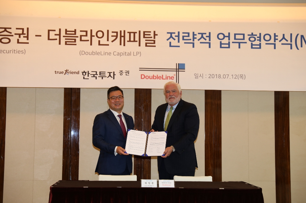 한국투자증권은 12일 미국 더블라인캐피탈과 하반기 글로벌자산관리 포트폴리오 제시를 위한 전략적 업무협약(MOU)을 체결했다. 정일문 한국투자증권 개인고객그룹장(왼쪽), 이그나시오 소사(Ignacio Sosa) 더블라인캐피탈 해외사업총괄 디렉터./사진=한국투자증권