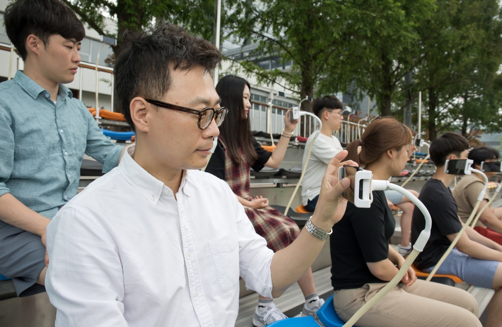 △5G 근간 기술 중 하나인 대량 다중입출력안테나(Massive MIMO)를 활용해 인구가 밀집된 대형 경기장에서도 끊김 없이 데이터 전송이 가능한 ‘5G 스타디움’ 솔루션 시연 모습