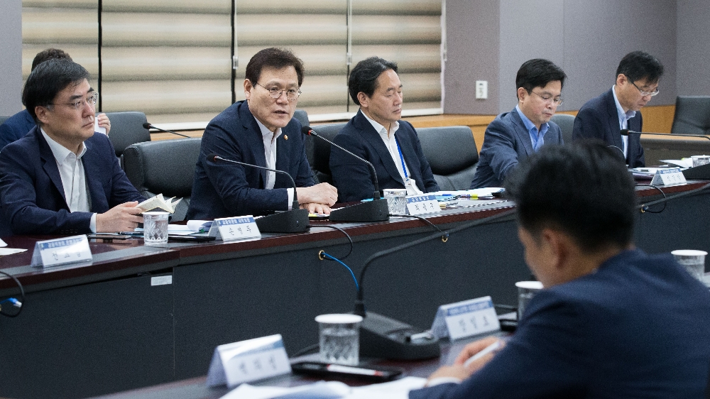 최종구 금융위원장이 13일 서울 종로구 정부서울청사에서 은행권 기업·가계대출 실무자 간담회를 주재하고 있다. / 사진제공= 금융위원회