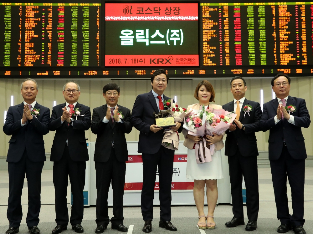 한국거래소 코스닥시장본부는 18일 오전 서울 여의도 거래소 서울사옥 홍보관에서 자가전달비대칭소간섭리보핵산(siRNA) 기반 핵산치료제 개발사업을 영위하는 올릭스의 신규상장 기념식을 개최했다. (왼쪽부터) 최규준 한국IR협의회 부회장, 정규상 성균관대학교 총장, 정운수 한국거래소 코스닥시장본부장, 이동기 올릭스 대표이사, 김소연 피씨엘 대표이사, 윤병운 NH투자증권 IB1사업부대표, 송윤진 코스닥협회 부회장. 사진=한국거래소